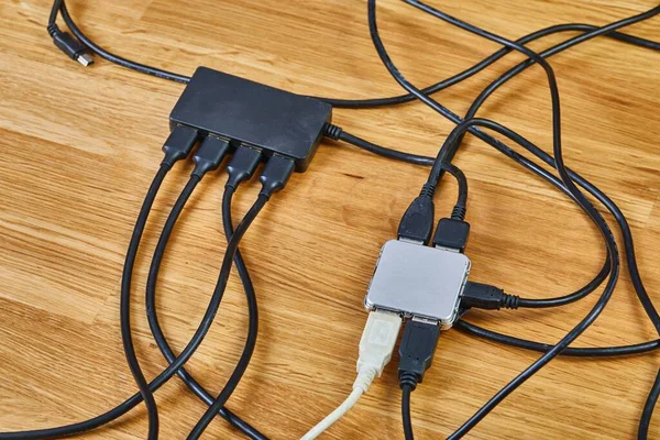 Usb Hubs Mit Vielen Kabeln Und Geräten Miteinander Verbunden — Stockfoto