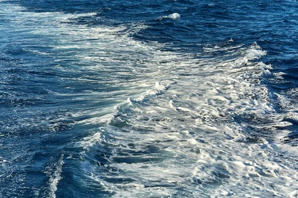 海浪在海水中飞溅 — 图库照片