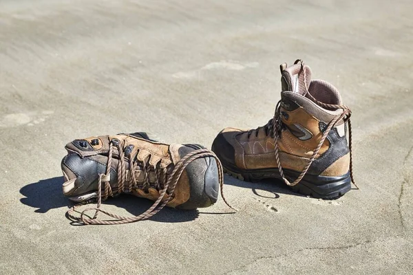 Botas Caminhada Sapatos Tirados Areia Uma Praia Final Trilha — Fotografia de Stock