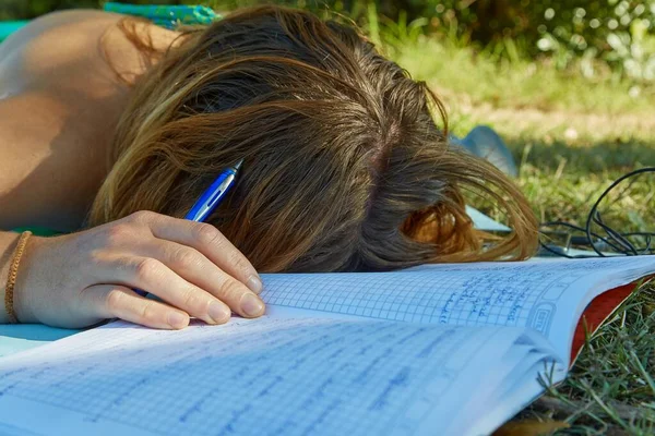 Female Student Studying Sunny Park Falling Asleep Her Notes — Stock Photo, Image