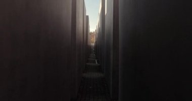 Berlin 'deki Yahudi Soykırımı anıtı, beton levhalar arasında hareket eden kamera.