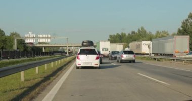 Budapeşte, Macaristan - 09 Eylül 2021: Budapeşte çevresindeki çevre yolu M0 'da trafik sıkışıklığı, yavaş ilerleme