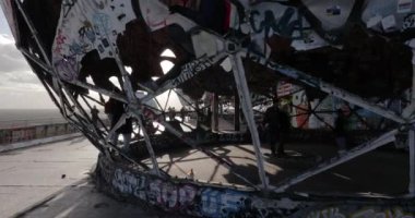 Teufelsberg, Berlin, Almanya - 22 Ekim 2021: Teufelsberg 'i ziyaret eden insanlar, Soğuk Savaş sırasında Amerikalılar için eski radar istasyonunu harap ettiler