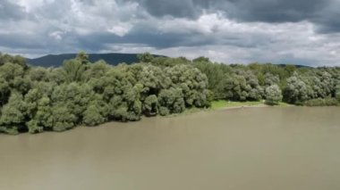 Kisoroszi 'deki Szentende Adası' nın ucuyla Tuna Nehri manzarası, yazın hava aracı manzarası.