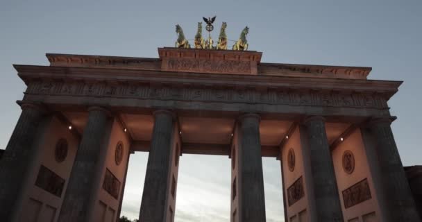 베를린 2022 베를린 중심부의 역사적 랜드마크 브란덴부르크 파란색늦은 시간에 조명이 — 비디오