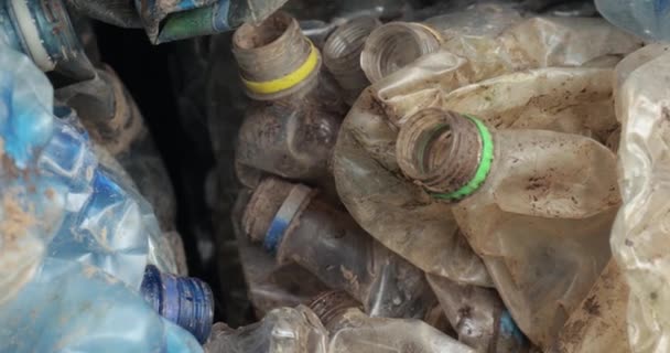 Купа Відходів Пластикових Пляшок Матеріал Переробки Пет Пляшки Зібрані Тюки — стокове відео