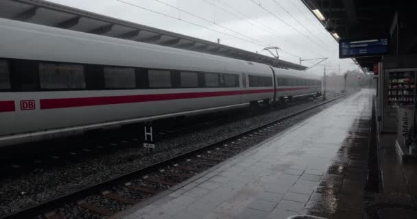 ドイツのロック駅 2021年10月23日 ロック駅に到着し 乗客が搭乗する列車 州が運営する鉄道会社Dbがウォーネムンデの海辺のリゾートタウンまで列車を運行している — ストック動画