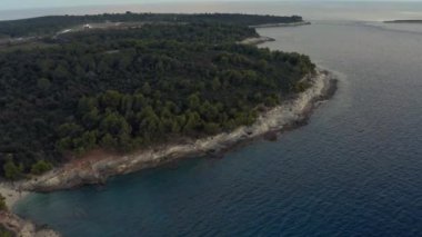 Hırvat deniz kıyıları akşam üzeri Kamenjak Burnu 'nun Premantura kentinde hava manzaralı