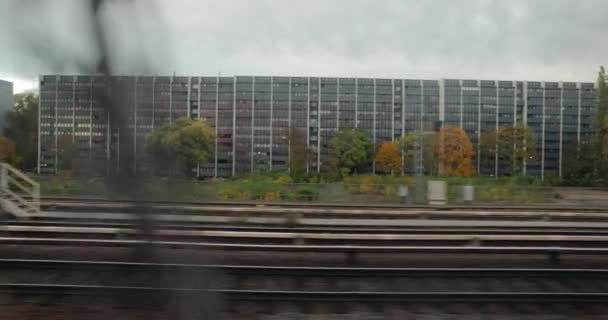 ベルリンの電車に乗る 地元の電車の窓から通り過ぎる都市の建物 — ストック動画