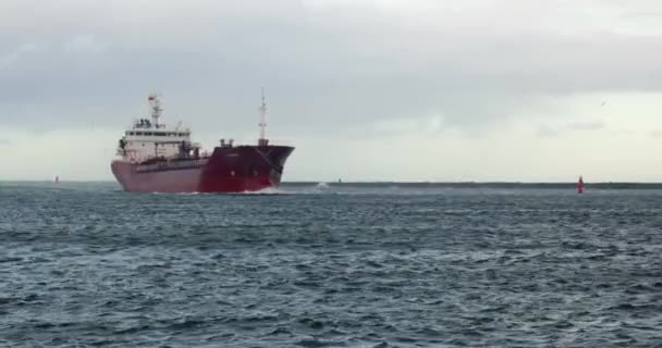 Buque Cisterna Que Llega Puerto Desde Mar Báltico Rostock Alemania — Vídeo de stock