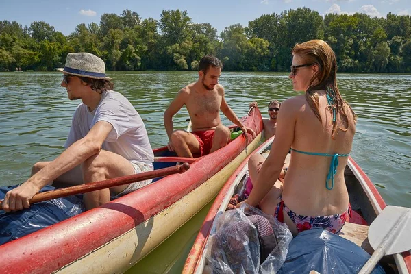 Canoa Fiume Giovani Che Divertono Acqua Vacanze Estive Tisza — Foto Stock