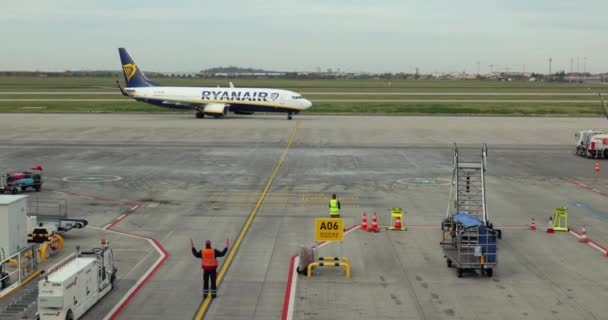 2021年10月21日 德国柏林勃兰登堡机场 Berlin Brandenburg Airport 的Ryanair Boeing 737飞机抵达柏林勃兰登堡机场 由编组员引导飞机停飞 — 图库视频影像