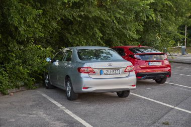 Budapeşte, Macaristan - 4 Temmuz 2020: Arabaların park yeri, Budapeşte 'nin eski havaalanı terminalinin gölgeli otoparkında hala boş yerler