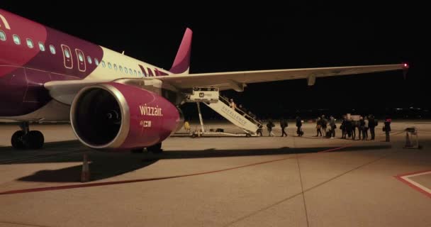 Budapešť Maďarsko Října 2021 Cestující Nastupují Letadla Wizzair Budapešťském Letišti — Stock video