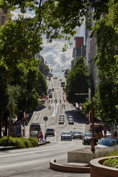 新西兰奥克兰 2016年3月6日 奥克兰市中心一条街道的景观 陡峭的山路 城市交通 — 图库照片