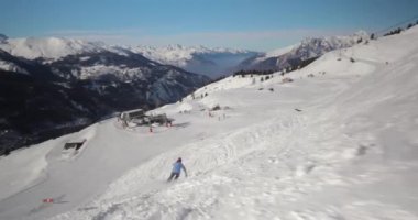 Alplerde kayak yaparken, iğneyle vuruşu takip et.
