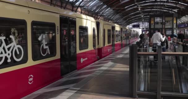 Berlin Germany Circa 2022 Train Leaving Bahn Station Hackescher Markt — Stock Video