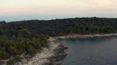 Hırvat deniz kıyıları akşam Premantura, Cape Kamenjak, popüler plajlarda hava manzaralı