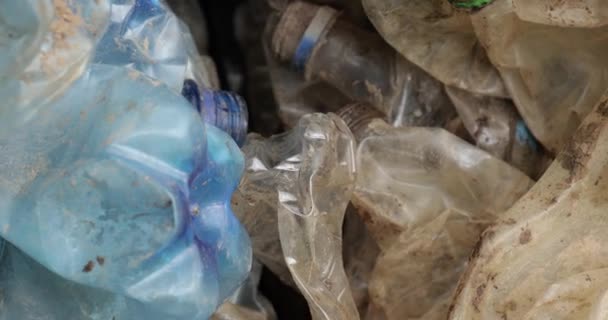 Plastové Láhve Odpad Hromada Recyklovatelný Materiál Pet Láhve Shromážděné Balíků — Stock video