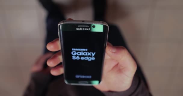 Budapest Hungary January 2020 Samsung Galaxy Edge Smartphone Turned First — Stock Video