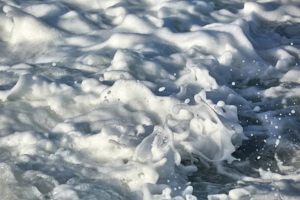 泡で海の水に飛び散る波 — ストック写真