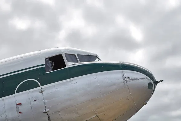 Eski Uçak Gövdesi Burun Detayı Tarihi Havacılık Parçası — Stok fotoğraf
