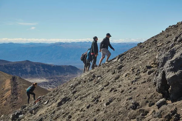 2016 Tongariro Alpine Crossing New Zealand April Tourist Climped Radway — 스톡 사진
