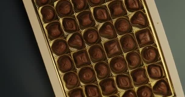 Lådan Med Choklad Bonbon Godis Ett Bord Spinning Kamera Zooma — Stockvideo