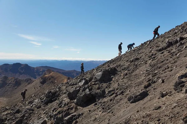 2016年4月2日 游客爬上Ngauruhoe山陡峭的斜坡 著名的火山在 指环王 中被称为末日山 — 图库照片