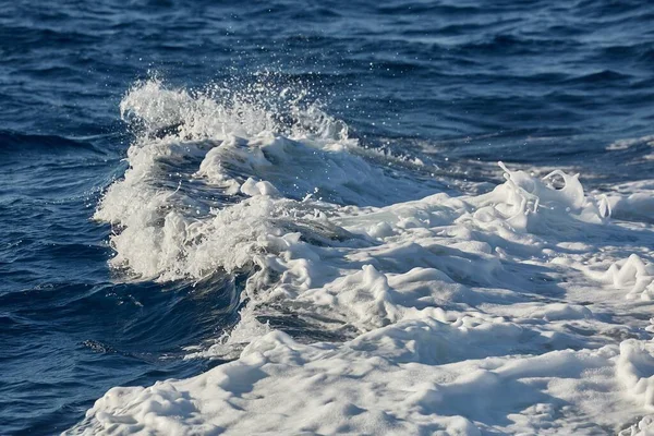 Хвилі Бризкають Морській Воді Піною — стокове фото