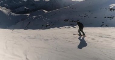 Alplerde kaymak, hızlı gitmek, tam kare DSLR 'ı takip etmek.