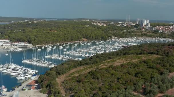 克罗地亚波拉的空中景观 许多帆船停泊在港口 — 图库视频影像