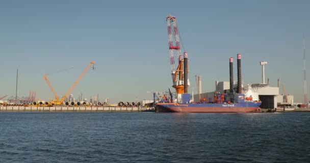 Rotterdam Netherlands Circa 2019 Bouw Kraanschip Voor Installatie Van Windturbines — Stockvideo