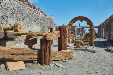 Terk edilmiş beton kalıntıları, Beyaz Ada, Yeni Zelanda 'da terk edilmiş maden arazisi, eski mekanik makineler.