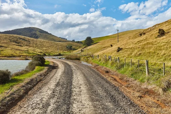 ニュージーランドの丘の未舗装道路を運転する — ストック写真