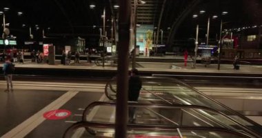 Berlin, Almanya - 21 Ekim 2021: Berlin Hauptbahnhof 'un merkez tren istasyonundan trenle ayrılmak