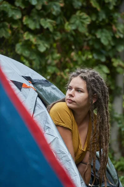Donna Con Timori Che Guarda Fuori Dalla Tenda — Foto Stock