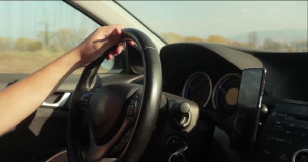 Οδηγώντας Ένα Αυτοκίνητο Στο Theroad Χέρια Στο Τιμόνι — Αρχείο Βίντεο
