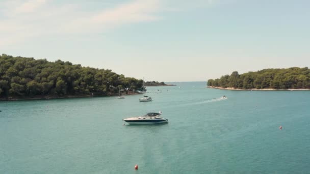 克罗地亚波拉附近地中海上一个有船只的海湾的空中景观 — 图库视频影像