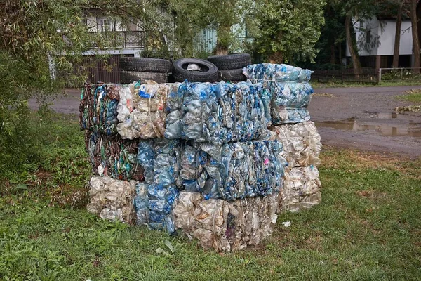 プラスチック廃棄物の山 リサイクルのためにボールに回収されたPetボトル — ストック写真
