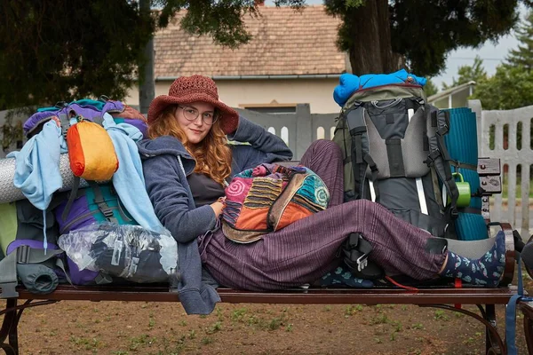 Mulher Viajante Roupas Coloridas Dormindo Banco Estação Trem Jovem Viajando — Fotografia de Stock