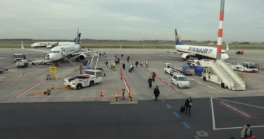 Berlin Almanya - 25 Ekim 2021: Ryanair Boeing 737 yolcu indirme Berlin Brandenburg Havaalanı