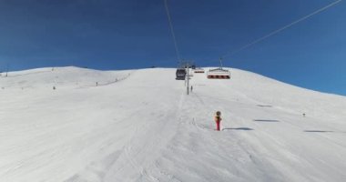 Alpine kayak merkezinde kayak asansörü kullanmak, Alpe dHuez