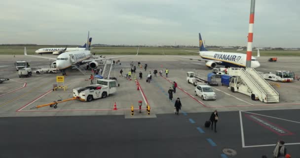 Berlim Alemanha Outubro 2021 Ryanair Boeing 737 Passageiros Desembarque Aeronaves — Vídeo de Stock