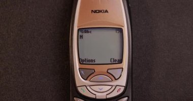 Budapeşte, Macaristan - 10 Ocak 2021: SMS mesajı eski bir cep telefonu ekranında tamam diyor, kısa mesaj için ekstra yanıt