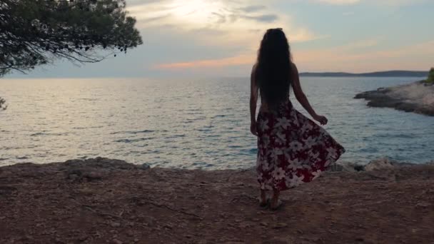 Junge Frau Genießt Warmen Sommerabend Meer Zeitlupe Brise Bewegt Rock — Stockvideo