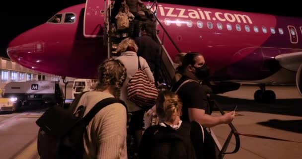 Budapešť Maďarsko Října 2021 Cestující Nastupují Letadla Wizzair Budapešťském Letišti — Stock video