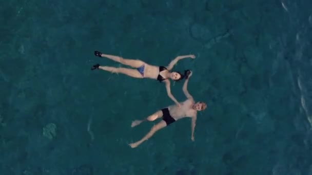Menschen Schwimmen Meer Tiefblaues Wasser Drohnen Luftaufnahme Von Oben Drohnen — Stockvideo