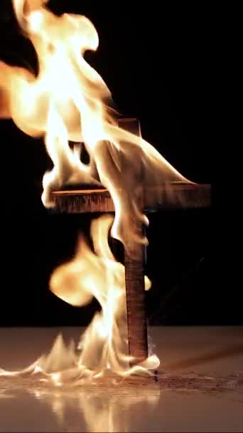 Пламя Горящем Кресте Пылающем Ночью Загорающееся Огне Вертикальное Видео — стоковое видео