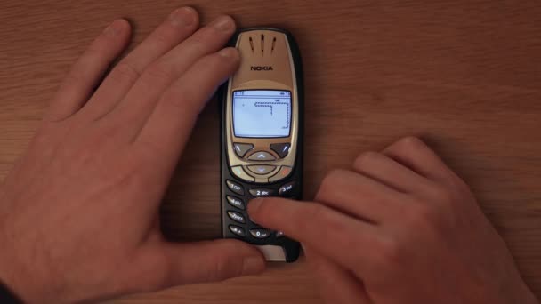 Budapeşte Macaristan Ocak 2022 Nokia 6310I Cep Telefonuyla Yılan Oyunu — Stok video